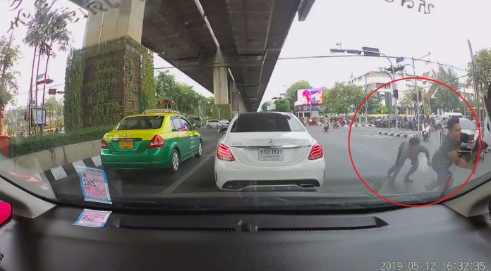 สายบิด.บิดยกล้อโชว์ พลาดชนเก๋ง ก่อนเผ่นหนี